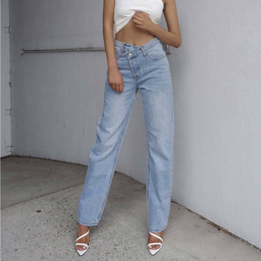 PRINCESS POLLY HOLLY ASYMMETRIC STRAIGHT LEG Light Wash LOWER MID RISE JEANS